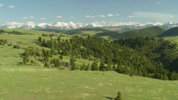 西班牙山峰的绿色山麓在麦迪逊山脉内靠近蒙大拿州的博兹曼