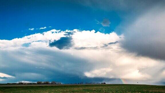 TimeLapseTime-LapseOfRuralFieldSpringMeadowLandscapeUnderScenicDramaticSkyWithFluffyCloudsBeforeRain.乡