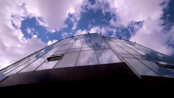 云在现代办公大楼中反射间隔拍摄