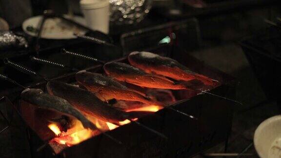 晚上在烧烤会上烤鱼
