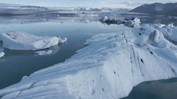 冰岛Jokulsarlon冰湖冰山和平静水域的全景图空中