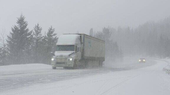 暴风雪中车辆在乡间小路上小心翼翼地行驶