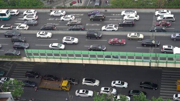 近距离观察中国的高速公路上的汽车和卡车