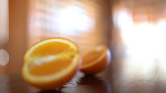 男人的手在厨房柜台上切橘子的特写
