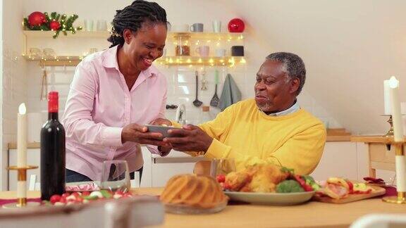 非裔美国老夫妇在享受新年大餐