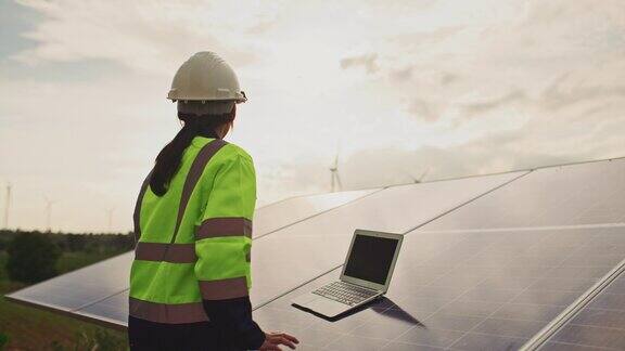 工程师检查安装太阳能板的效率