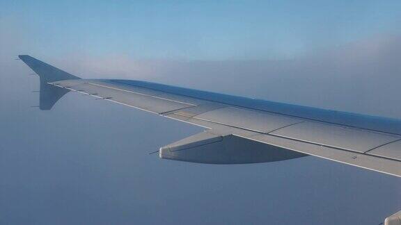 一架小型客机的机翼在稠密的云层和乱流区域