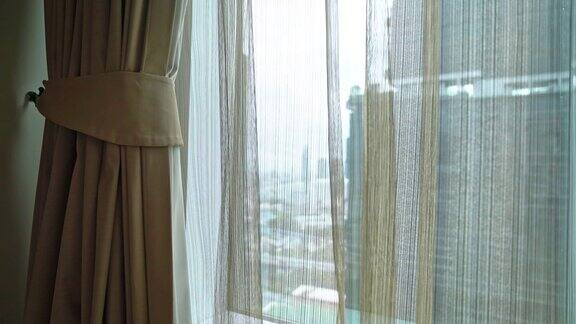 漂亮的窗帘有窗户和阳光
