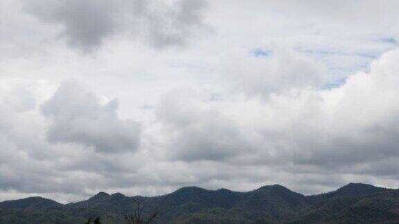 戏剧性的暴风雨风景和美丽的乡村云雾景观时光流逝