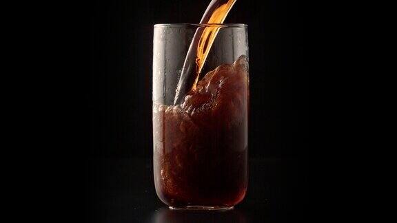 碳酸可乐饮料倒入玻璃杯