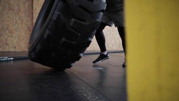 强壮的男人在健身房做轮胎翻转