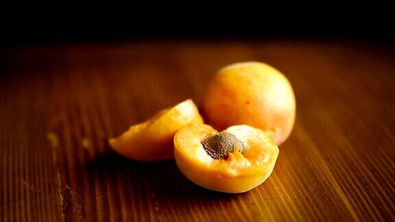 木桌上放着成熟的杏子果实