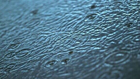 雨水落在水面上