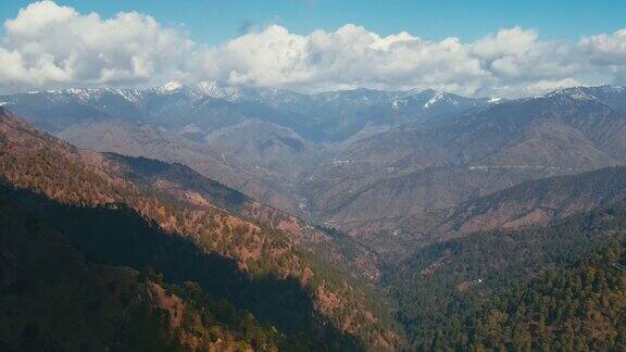 鸟瞰图冬天在喜马拉雅地区的北阿坎德邦美丽的白雪覆盖的山脉