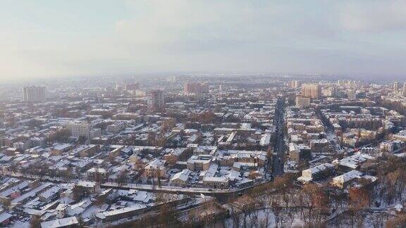 冬季无人机低空飞过乌克兰敖德萨的老城区城市被雪覆盖