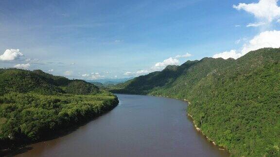 湄公河穿过群山