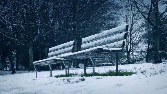 冬天在公园长椅上下雪