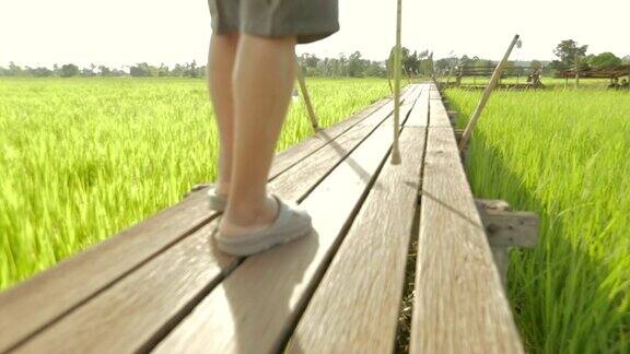年长的亚洲男性拄着拐杖走路崇尚健康的生活方式慢动作