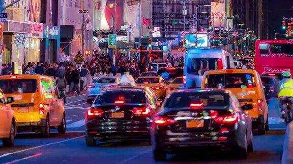 日落时分纽约时代广场上挤满了行人