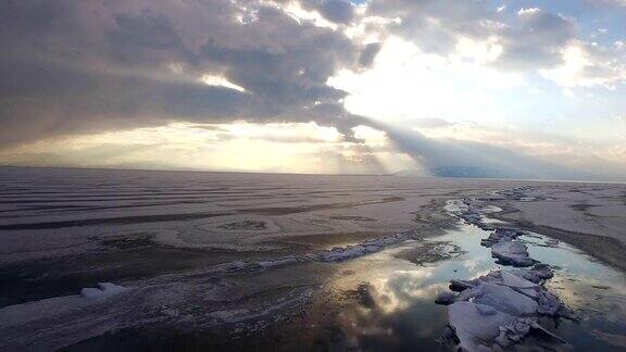 乘直升机在冰海或海洋上空飞行