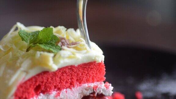 草莓奶油蛋糕上桌并切好