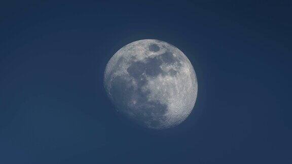 大特写34的凸月穿过夜空-时间流逝