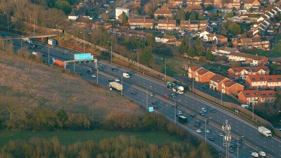 英国交通高峰期繁忙高速公路的鸟瞰图4K