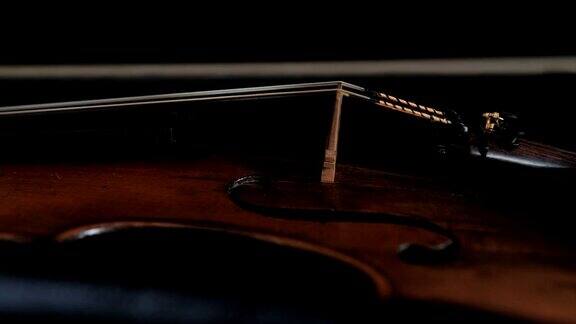 小提琴手把小提琴放在公文包里