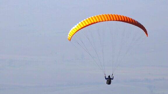 降落伞在蓝天滑行高空拍摄