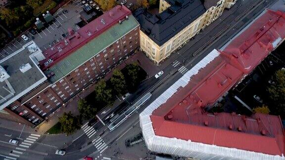 从空中俯瞰赫尔辛基的摩天大楼和街道汽车和交通芬兰