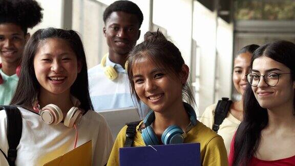 多民族青少年学生微笑看着相机的肖像高中