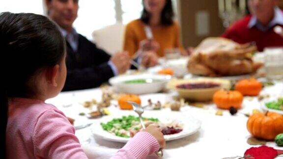 小女孩享受家庭感恩节晚餐