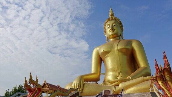 泰国昂通芒寺最大的金佛雕像