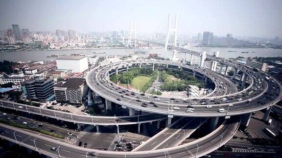 上海高架桥上的和繁忙的交通实时显示