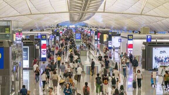 4K时间推移:旅客在机场候机楼行走