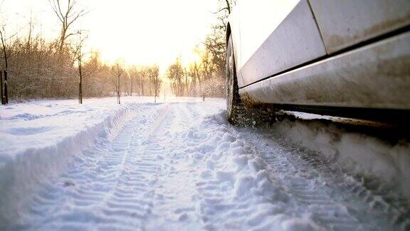 SLOMO汽车在雪地里的牵引力
