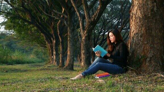 一个年轻的女人在公园里看书
