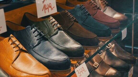 鞋店橱窗里的货架上摆放着各种颜色的经典皮革男鞋上面贴着打折的价签