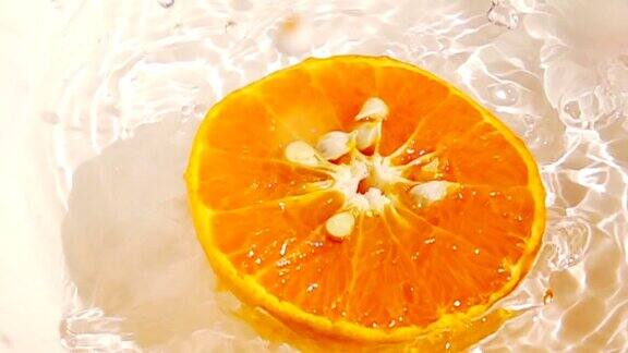 超级慢动作1000FPS:橙色落入水中溅起水花