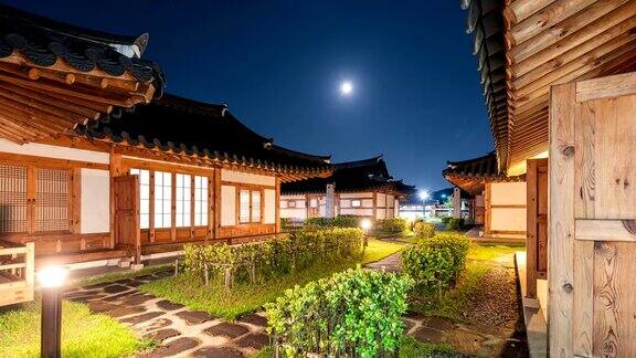 韩国江原道奥柱韩屋村传统木房用蓝天照明