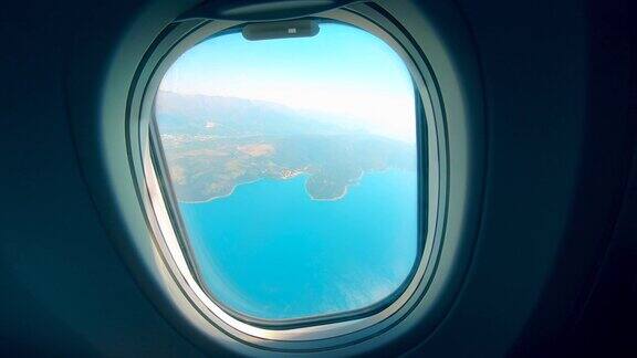 一架飞机的窗户里面有水和陆地
