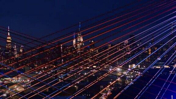 在灯火通明的科修斯科大桥上曼哈顿中城的夜景航拍视频与平移摄像机运动