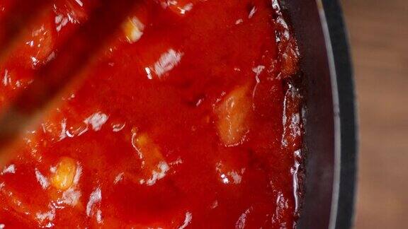 在家用香料烹饪番茄酱