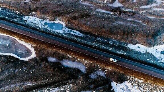 鸟瞰图横跨冰岛Pjorsa河三角洲的道路在阳光下