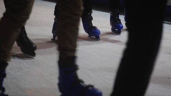 溜冰场上滑冰的人的腿特写