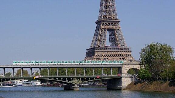 巴黎的埃菲尔铁塔和地铁桥塞纳河法国