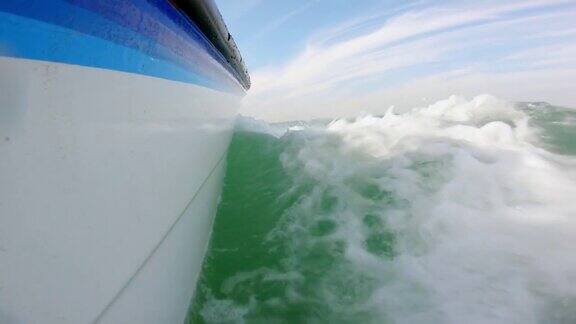 一艘摩托艇在海洋中移动的低角度拍摄