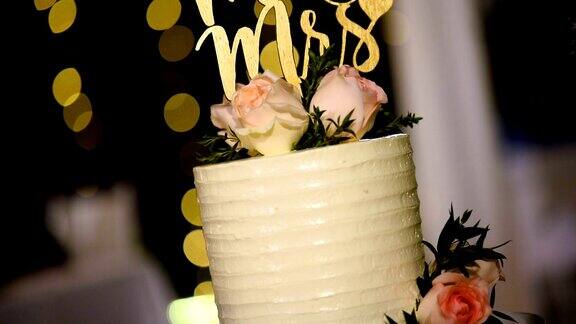 美丽的婚礼蛋糕装饰鲜花和白色基调