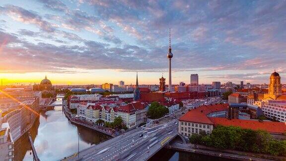 黄金时间流逝柏林城市景观与狂欢河柏林德国