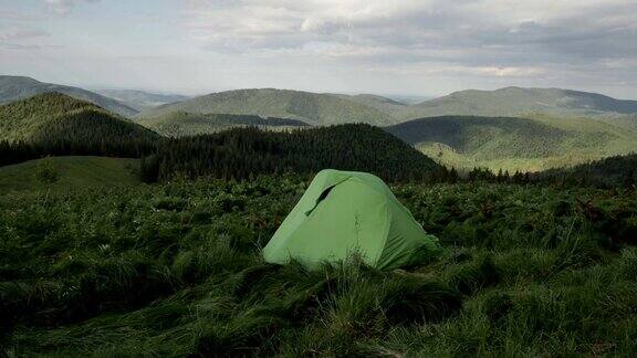 旅游帐篷在山上风吹动草